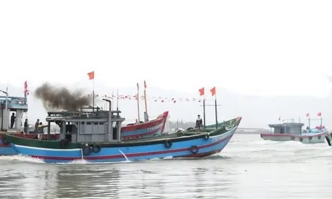 Ngư dân thành phố Huế tổ chức lễ xuất quân đón vụ Nam năm 2025 kỳ vọng tôm cá đầy khoang