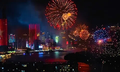 50 năm ngày Giải phóng miền Nam, thống nhất Đất nước: Mãn nhãn với “bữa tiệc pháo hoa” rực đỏ trên nền trời Thành phố mang tên Bác