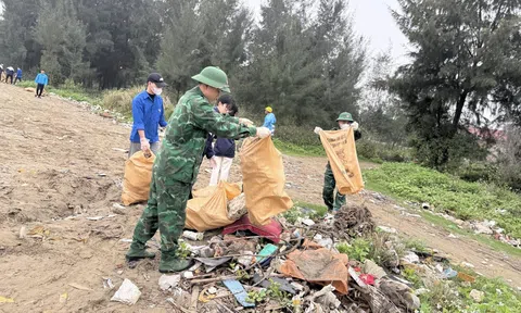 Bộ đội cùng đoàn viên ra quân dọn rác giữ môi trường biển sạch đẹp