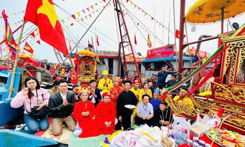 Lễ hội đền Mai Bảng: Ngư dân vùng biển Nghệ An cầu mong mưa thuận gió hòa, tôm cá đầy khoang