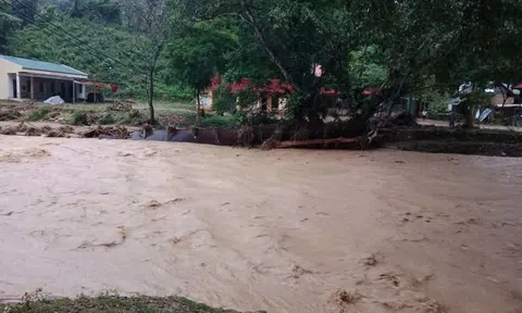 Mưa lũ tiếp tục tàn phá nhiều bản làng biên giới Nghệ An