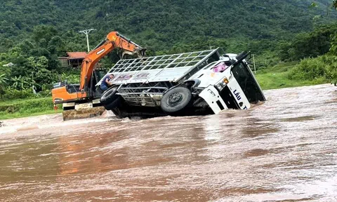 Mưa lớn trong đêm, xã biên giới Nghệ An bị chia cắt, thiệt hại nặng nề
