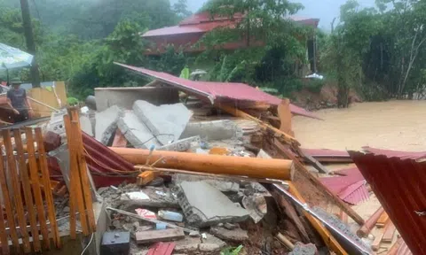 Lũ quét bất ngờ cuốn trôi cầu và nhiều nhà dân ở Nghệ An