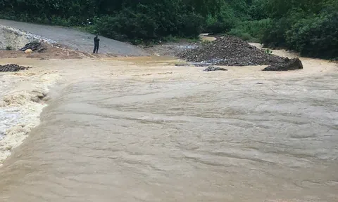 Cầu tràn bị ngập sâu trong mưa lũ, hơn 200 hộ dân ở Nghệ An bị cô lập