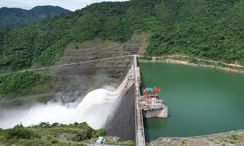 Thuỷ điện lớn nhất Bắc miền Trung vận hành hồ chứa để giảm lũ cho hạ du
