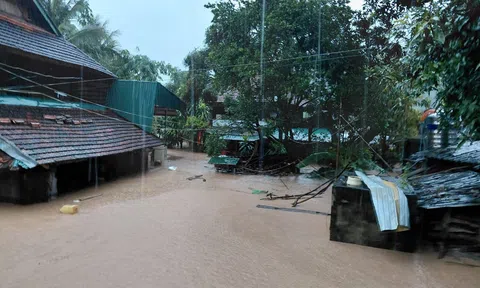 Nước lũ dâng cao, nhiều nhà dân tại Nghệ An bị ngập đến tận mái