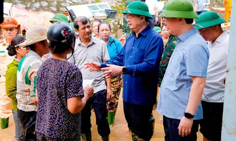 Phó Thủ tướng Mai Văn Chính trực tiếp thăm hỏi, động viên bà con vùng lũ Nghệ An