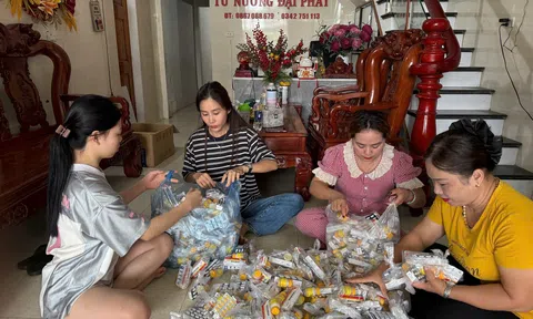 Tình người trong cơn lũ dữ