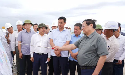 Thủ tướng Phạm Minh Chính kiểm tra 3 dự án cao tốc, sân bay, cảng biển tại Quảng Trị