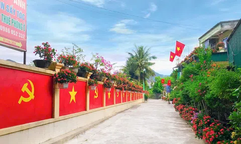 Độc đáo những cung đường xứ Nghệ rực đỏ cờ Tổ quốc, cờ Đảng