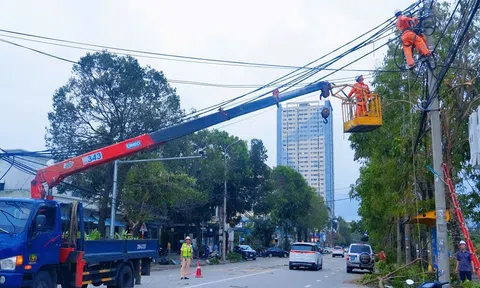 Điện lực Nghệ An ngày đêm căng mình khắc phục hậu quả sau bão số 5