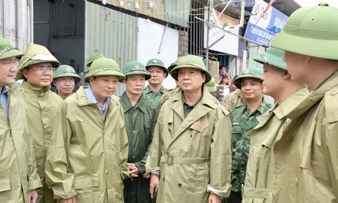 Phó Thủ tướng chính phủ Trần Hồng Hà kiểm tra công tác ứng phó với bão số 10 tại Nghệ An