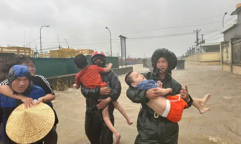 Nghệ An ngập lụt trên diện rộng, lực lượng chức năng nỗ lực sơ tán dân, khắc phục hậu quả