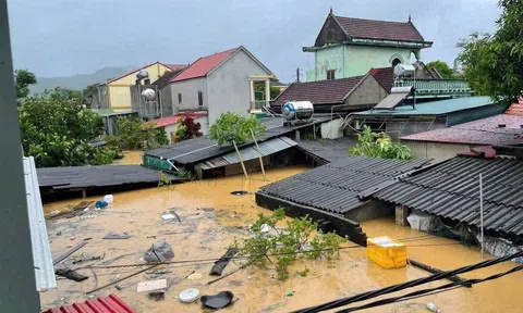 Nước dâng tận nóc nhà, người dân miền Tây xứ Nghệ vật vã chạy lũ