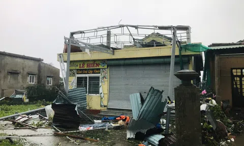 Quảng Trị: Lốc xoáy làm tốc mái nhiều nhà dân