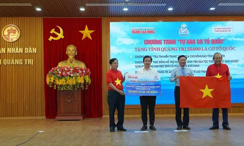 Trao tặng 25.000 cờ Tổ quốc đến ngư dân, chiến sĩ và đồng bào vùng biên giới tỉnh Quảng Trị