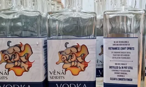 Gần 1.000 chai rượu Vena Vodka mang thương hiệu Quảng Trị được xuất khẩu sang Mỹ