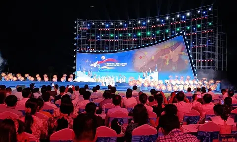 Hàng vạn du khách đón xem khai mạc Lễ hội vì hòa bình ở Quảng Trị