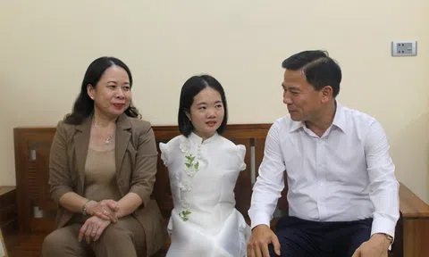 Phó Chủ tịch nước Võ Thị Ánh Xuân tới thăm và động viên 'Cô giáo không tay' ở Thanh Hóa