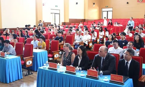 Đại sứ quán Hoa Kỳ trao học bổng cho học sinh tại Thanh Hóa