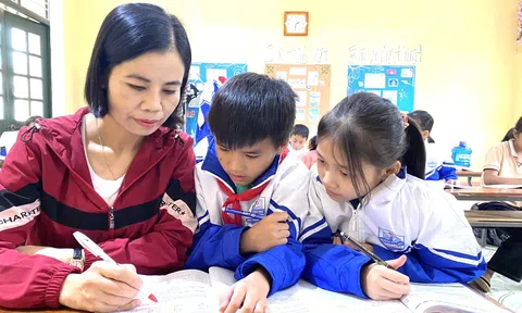 Cô giáo dành cả thanh xuân “gieo chữ” trên non