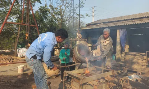 Nghệ nhân “thổi lửa” cho làng đúc đồng cổ xứ Thanh