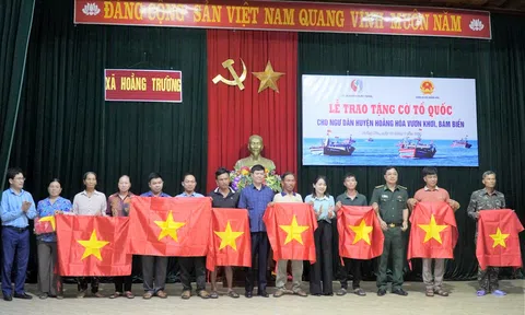 Trao 2.000 lá cờ Tổ quốc cho ngư dân vươn khơi bám biển