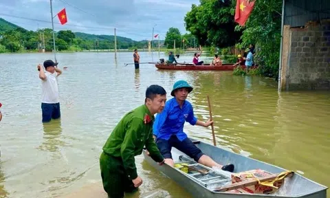 Thanh Hóa: Nước ngập nhà, chính quyền dùng thuyền để tiếp tế lương thực