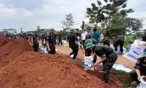 Nước sông tại Thanh Hóa tiếp tục dâng cao, hơn 200 chiến sỹ ngày đêm gia cố đê