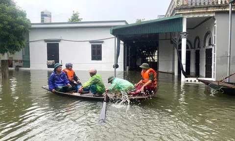 Nước lũ dâng cao, tỉnh Ninh Bình di dời khẩn cấp 55.000 người dân đến nơi an toàn