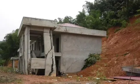 Nhiều điểm ở Thanh Hóa bị sạt lở, hàng trăm hộ dân phải di dời khẩn cấp trong đêm