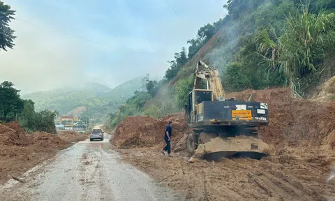 Mưa đã ngớt nhưng người dân Thanh Hóa vẫn gồng mình chống sạt lở