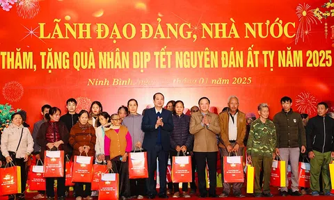 Phó Chủ tịch Quốc hội thăm, tặng quà Tết tại Ninh Bình