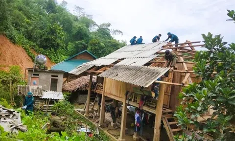 Hàng trăm ngôi nhà ở Thanh Hóa bị tốc mái, hư hỏng trước khi bão số 3 đổ bộ