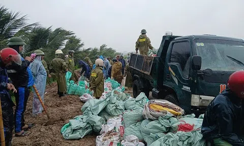 Hơn 200 người dân Thanh Hóa căng mình gia cố đê giữa mưa bão