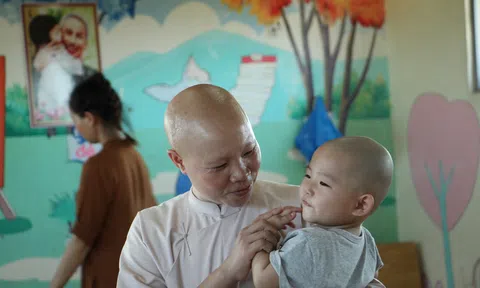 Sư thầy bán dầu gội đầu tự chế để nâng đỡ trẻ cơ nhỡ