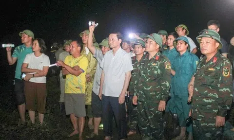 Hàng nghìn người xuyên đêm khắc phục sự cố vỡ đê kênh ở Thanh Hóa sau bão số 5