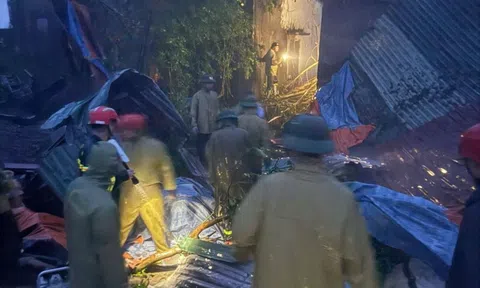 Lực lượng chức năng giải cứu thành công 4 người mắc kẹt trong ngôi nhà sắp đổ ở Thanh Hóa