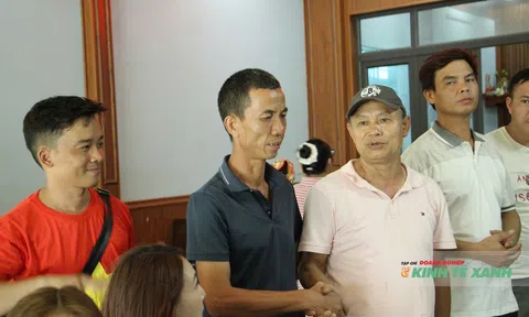 Những bàn tay sưởi ấm lòng người trong bão lũ