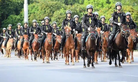 Kỵ binh và mô tô diễu hành tại Đại hội khỏe "Vì an ninh Tổ quốc" lần thứ XI ở Đà Lạt