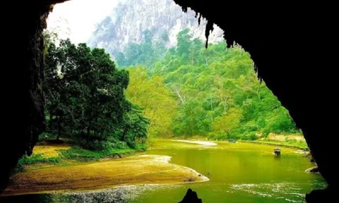 Du khách ngỡ ngàng với cảnh sắc mùa thu hồ Ba Bể