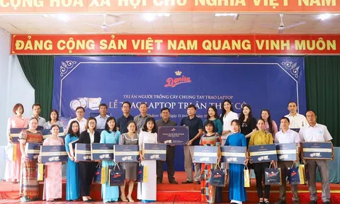 Nhãn hàng bánh quy Danisa trao tặng laptop cho giáo viên vùng xa nhân ngày Nhà giáo Việt Nam 20/11