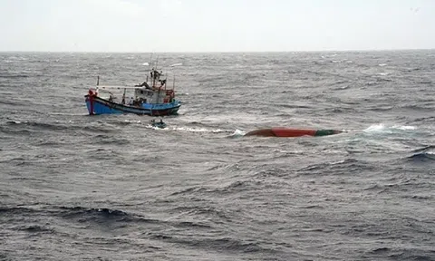 Bình Thuận: Chìm tàu cá trên biển, còn 1 thuyền viên mất tích