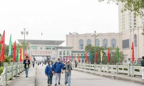 Cửa khẩu Móng Cái đón đoàn du khách Trung Quốc đầu tiên sau dịch