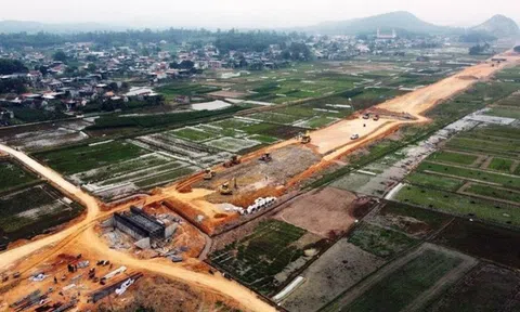 Thủ tướng chỉ đạo tập trung gỡ vướng về đất đai, vật liệu xây dựng để triển khai các dự án đường bộ cao tốc và bất động sản