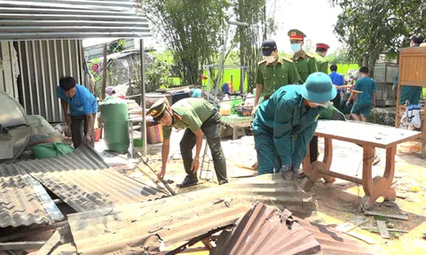 Đồng Tháp: Mưa, lốc xoáy làm sập, tốc mái 14 nhà dân