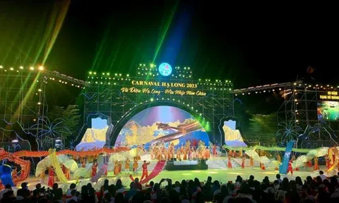 Hàng nghìn du khách cuồng nhiệt hoà mình vào "bữa tiệc âm nhạc, văn hoá" tại đêm hội Carnaval Hạ Long 2023