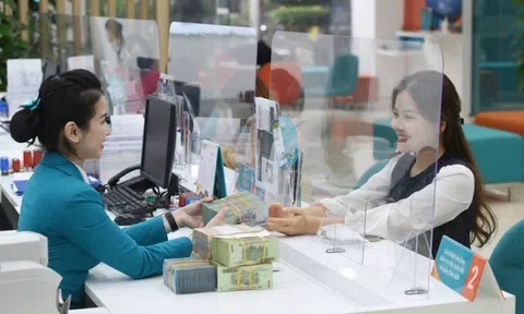 Lãi suất giảm liên tiếp, tiền gửi ngân hàng liệu có chuyển hướng?