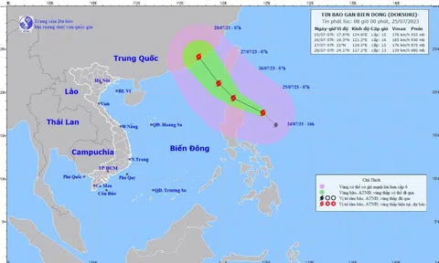 Bão Doksuri đang áp sát vào Biển Đông với sức gió mạnh cấp 15, giật cấp 17