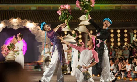Lễ hội 'Áo dài Huế - Chuyện kể từ dòng sông'